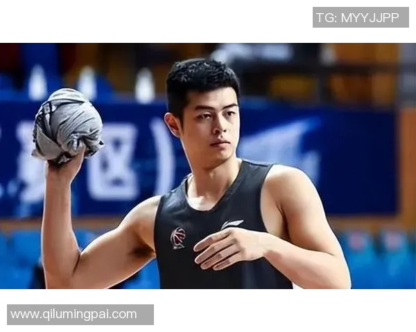 方硕如何在篮球赛场上展现个人魅力与团队协作精神的完美结合